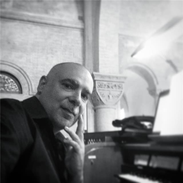 Organista, con 30 anni d'esperienza, propone corsi di Organo, pianoforte e solfeggio a Roma