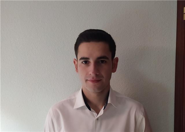 Estudiante universitario ofrece clases de economía e informático