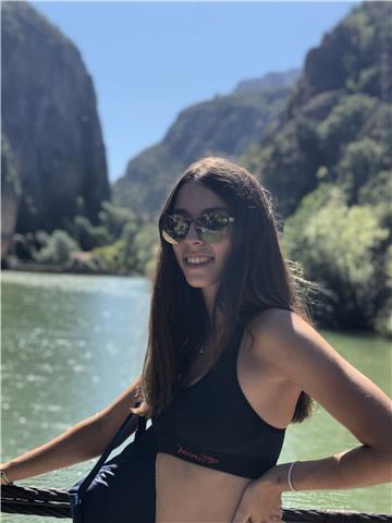 Estudiante de periodismo que da clases de ingés, catalán, español, francés, piano y cualquier clase de primaria y eso