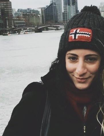 Diplomata al liceo linguistico e attualmente studentessa universitaria di lingue, con diploma C1 di inglese, impartisce lezioni ad elementari, medie e liceo