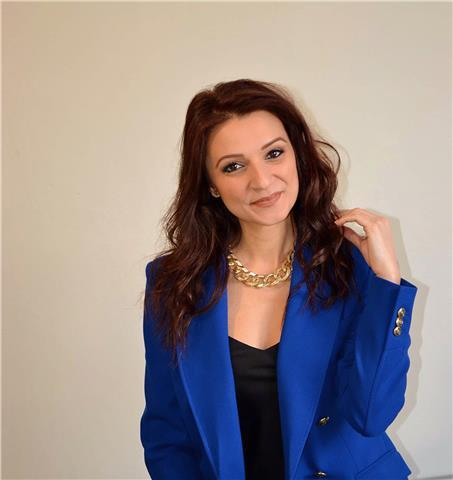 Insegnante di scienze motorie e sportive, impartisce lezioni di biologia, anatomia, fisiologia e alimentazione