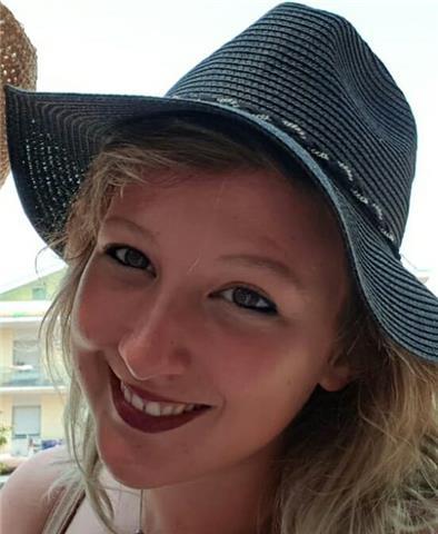 studentessa offre lezioni di inglese per elementari o medie