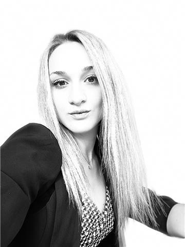 Laureata in ingegneria 
ottime matematica,fisica,chimica e soprattutto inglese.
specializzata in ingegneria biomedica alla universidad de barcelona. ucp 
portata per l insegnamento