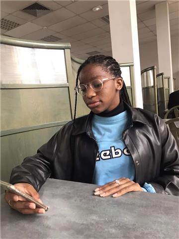 Lycéenne en Terminale, bon niveau d’anglais et aime partager et échanger dans ce domaine