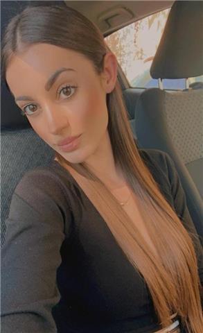 Provengo dal liceo classico e frequento 3’ anno di scienze biologiche . Ho molta pazienza e sono una ragazza solare. 
Sara Martelli