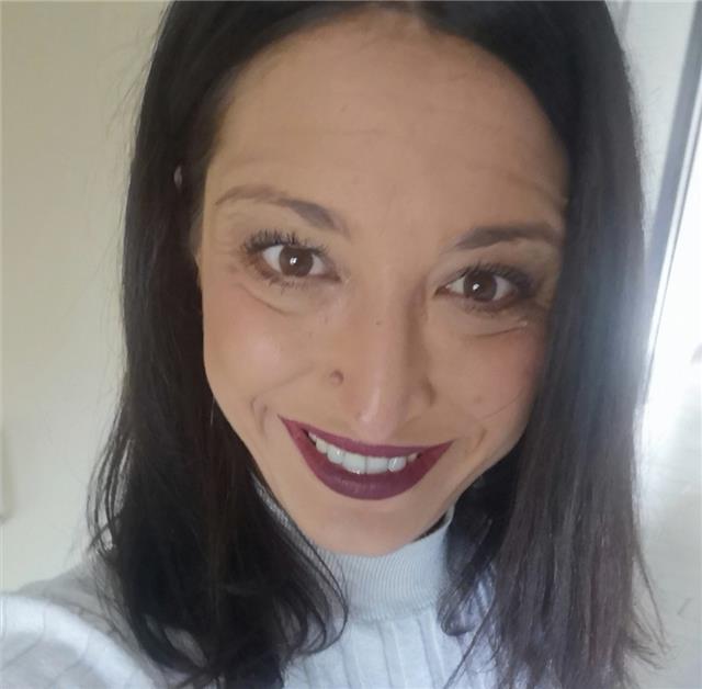 Psicologa con esperienza nella formazione impartisce lezioni per studenti di scuola di istruzione secondaria superiore