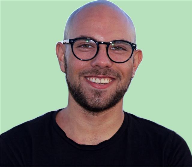 giovane insegnante offre lezioni di recupero/potenziamento di latino e materie letterarie