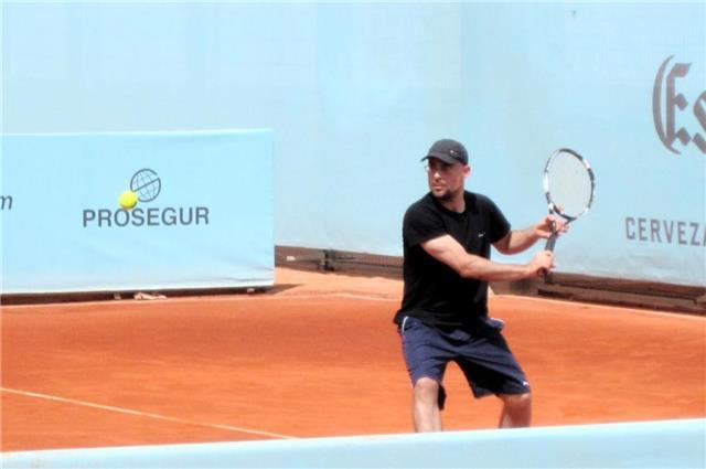 Entrenador de tenis con más de 10 años de experiencia - Highly qualified tennis coach (level 2 RFET) with over 10 years of experience