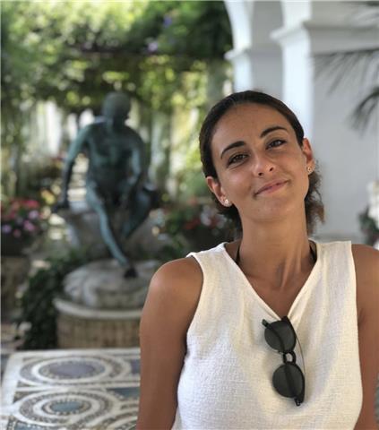 Studentessa universitaria impartisce ripetizioni a ragazzi di elementari medie e superiori