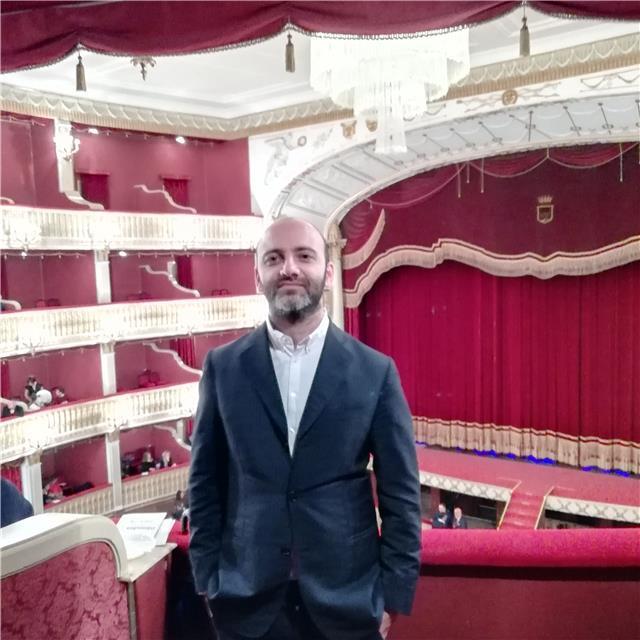 Insegnante di diritto disponibile a lezioni private su Cosenza in materie giuridiche quali Diritto Penale Amministrativo Costituzionale Lavoro
