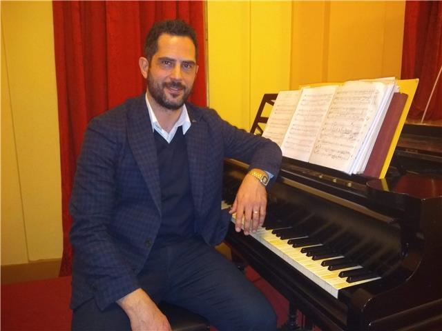 Insegnante di pianoforte laureato con 110 e lode al conservatorio luigi cherubini di firenze, concertista, offre lezioni private a domicilio