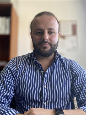 Profesor de economía, con experiencia en la dirección de grandes Empresas