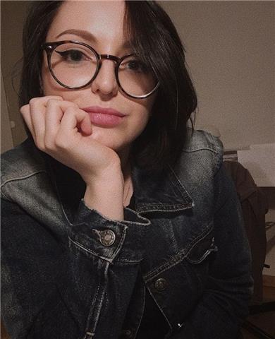 Diplomata al Liceo Artistico, ora studentessa universitaria, offro lezioni nel campo dell'arte, della storia dell'arte e del design