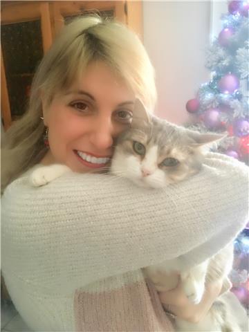 Ragazza laureata all'accademia di belle arti, impartisce lezioni di storia dell'arte, pittura, disegno per bambini delle elementari, ragazzi delle scuole medie e superiori ma anche a qualsiasi persona che voglia esplorare il campo dell'arte e delle tecnic