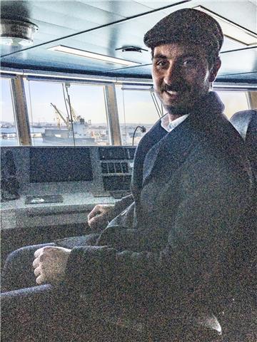 eleve capitaine marin passioné de l'eseignement et ma langue arabe native