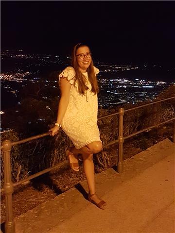 Laureata con lode impartisce lezioni private di chimica a ragazzi di scuola superiore e università; ma anche per scuole medie ed elementari
