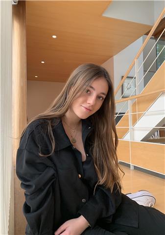 Después de estar un año viviedo en londres, me encantaría poder dar clases de inglés; también estoy interesada con dar clase de español y catalán