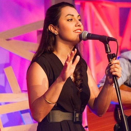 Cantante diplomata offre lezioni di tecnica vocale, improvvisazione, teoria musicale e pianoforte a Milano (Piazzale Istria)