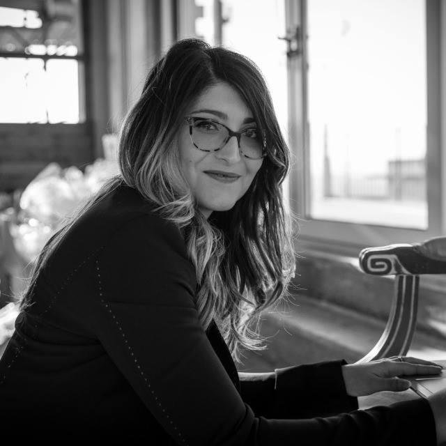 Insegno tutto quello che riguarda il campo tecnico /artistico. in quanto sono laureata in architettura.

come 
storia
storia dell'arte
tecnica
disegno
computer cad e altri strumenti 3d