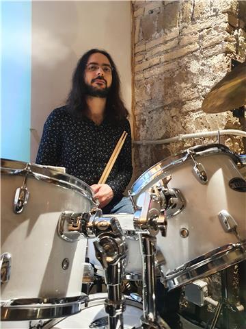 Insegnante di batteria per allievi di tutte le età offre lezioni sia individuali che online