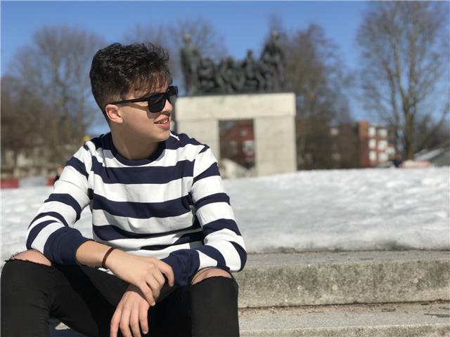 Doy clases partculares de varias asignaturass de manera económica , también idiomas como el arabe , matemáticas , idiomas , lengua , física y química