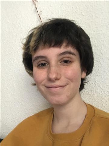 Profesora políglota da clases a niveles básicos y medios