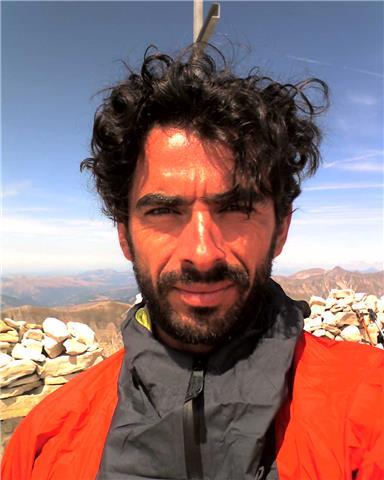 Laureato e con master, impartisce lezioni di Italiano, Storia, Matematica, Geografia a ragazzi delle scuole medie