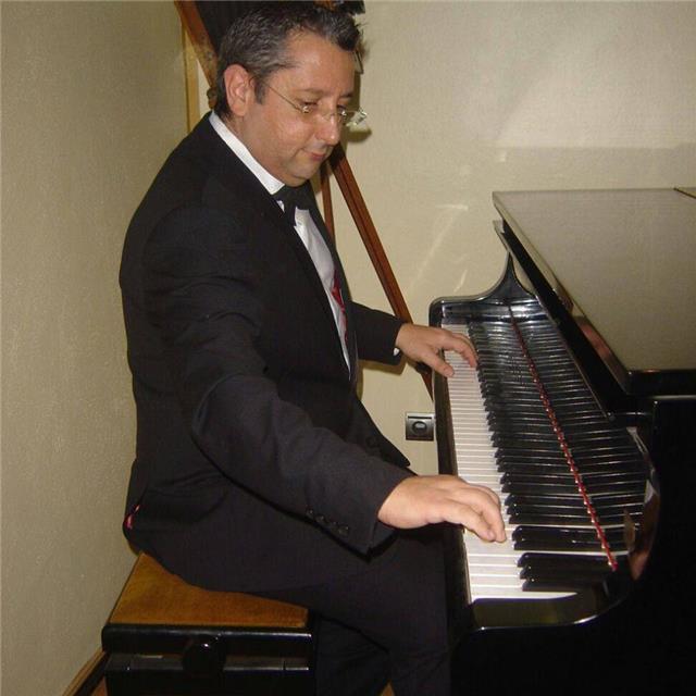 Profesor titulado en música, da clases profesionales de canto y técnica vocal