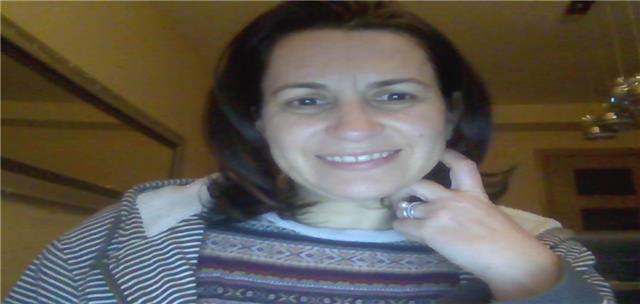 Profesora de inglés que quiere estimular al alumno a que se lo pase bien, sin darse cuenta y puede disfrutar aprendiendo (canciones, emails, diálogo, etc.).

profesora que disfruta dando clases porque le encanta el inglés