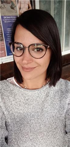 Laureata in materie umanistiche, ottima conoscenza della lingua inglese, impartisce lezioni di lingua per studenti di ogni ordine e grado