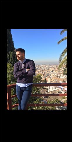 Profesor joven, que sabe como es estudiar idiomas, y la necesidad que es en el futuro tener un idioma
