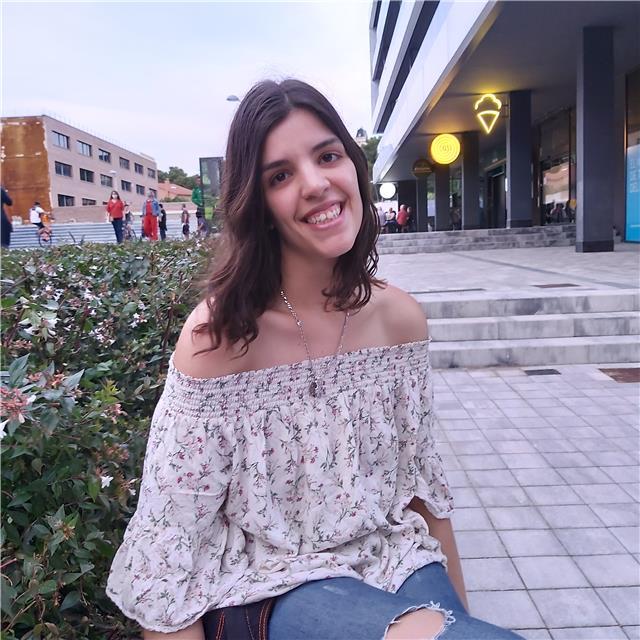 Me llamo sandra lópez, soy graduada en primaria y vivo en mataró