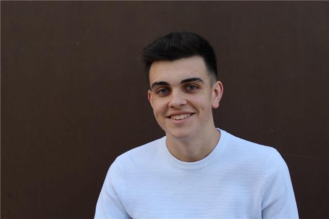 Soy un chico el cual siempre ha estado interesado y entusiasmado por la enseñanza. tengo 18 años y este mismo año he acabado bachillerato y posteriormente he podido realizar y superar las pruebas de acceso a la universidad. 

me dispongo a dar clases de c