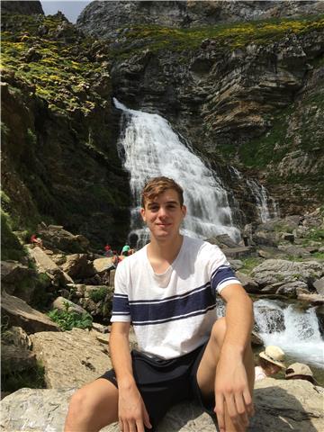 Doy clases a domicilio de apoyo de inglés, matemáticas y física y química, para primaria y la eso. soy de la alberca