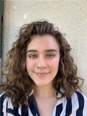 Estudiante de ie university da clases de ingles a niveles de primaria y eso