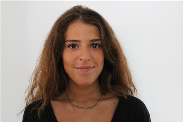 ex alumna del liceo frances y graduada en arquitectura, llevo 7 años de experiencia como porfesora particular para alumnos desde 5 años a primer año de universidad