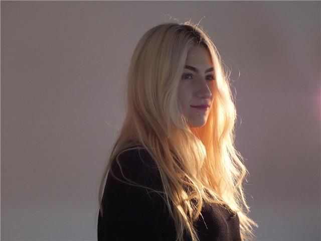 Insegnante matematica, frequento 4 liceo ma ho ottimi voti nella materia, nel caso posso fare ripetizioni anche di fisica, ovviamente fino alla 4