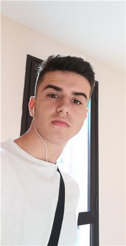 Alumno que su fuerte siempre ha sido lengua y literatura, dominante de la sintaxis y morfologia y tambien de todo lo relacionado con morfemas, comentarios de texto, etc