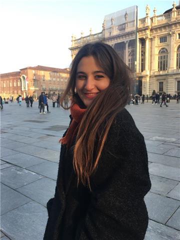 Ragazza universitaria offre lezione a ragazzi delle medie e delle superiori!
