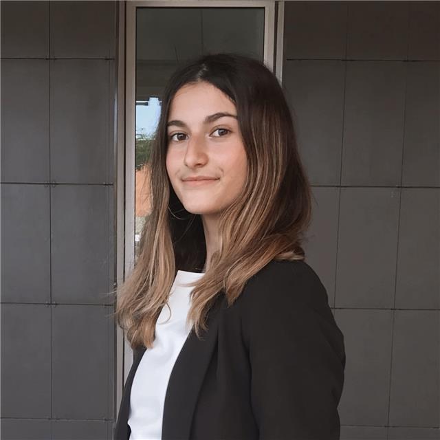 Soy Claudia, una chica de 20 años que estudia ciencias biomedicas. He dado clases a bastantes alumnos y realmente es algo que me encanta y que disfruto haciendo. Me gusta dedicarme a mis alumnos y no solo les doy las horas que necesiten si no que cualquie