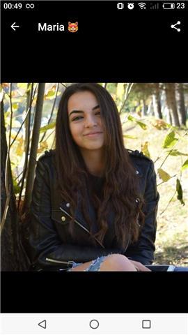 Studentessa universitaria offre aiuto compiti e comprensione lezioni scolastiche a ragazzi frequentanti le medie e le elementari