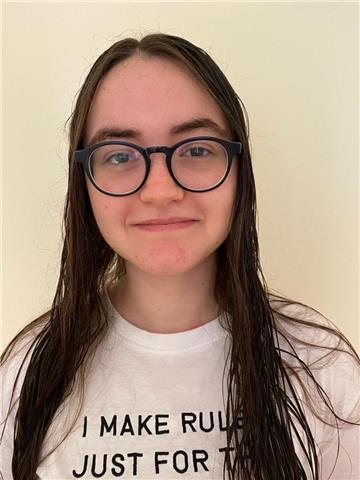 Profesora de química que ofrece clases destinadas a alumnos de eso y bachillerato científico