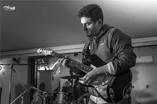 Chitarrista diplomato in Chitarra jazz offre lezioni di chitarra moderna e teoria armonia jazz e pop