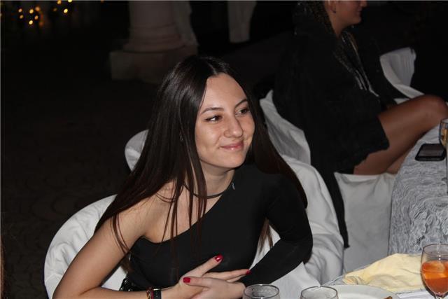 Ragazza appena diplomata in un indirizzo di servizi socio-sanitari, offre piena disponibilità nel prestarsi a dare lezioni private