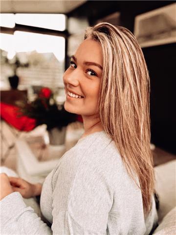 étudiante en droit, donne des cours de Francais