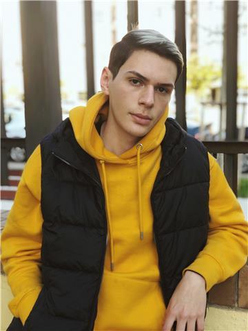 Una persona que resuelve rapido, si el alumno no entiende, se busca una alternativa para que pueda entender de otra manera, soy seguro de lo que hago, muy aplicado y responsable, apasionado de la educacion