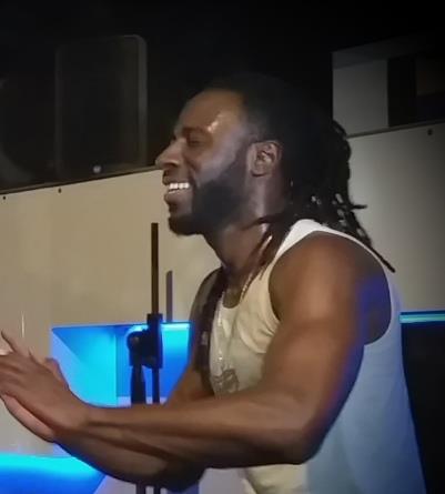 Maestro di djembe e percussioni africane impartisce lezioni private sia individuali e personalizzate che lezioni di gruppo presso la mia scuola