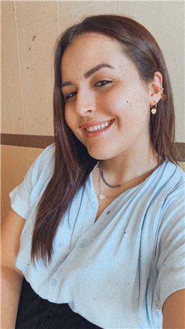 Madrelingua italiana, con C1 in inglese. Ho vissuto per un anno all’estero (New York) per migliorare la lingua