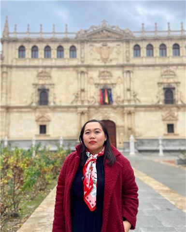 Soy profesor licenciado de inglés desde hace siete años, pero vivo en españa desde 2019. trabajo como asistente de profesor