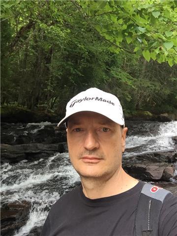 Laureato in economia e in sociologia impartisce lezioni private